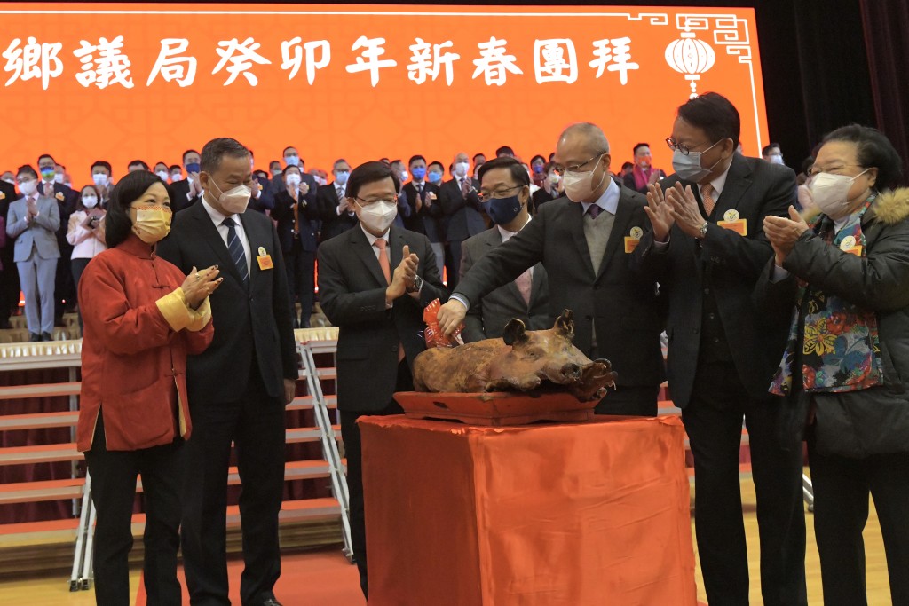 鄉議局團拜進行切金豬儀式，為新年送上祝福。梁譽東攝