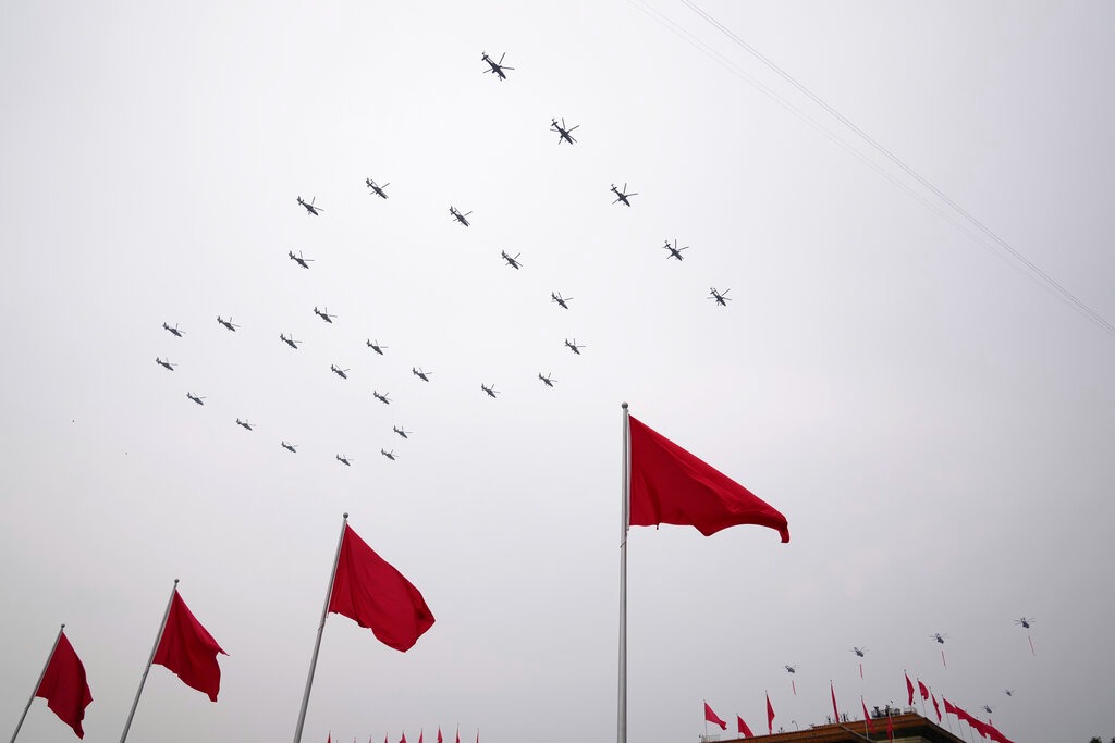 戰機飛越天安門上空,組成「100」、「71」及「人」字形編隊。AP