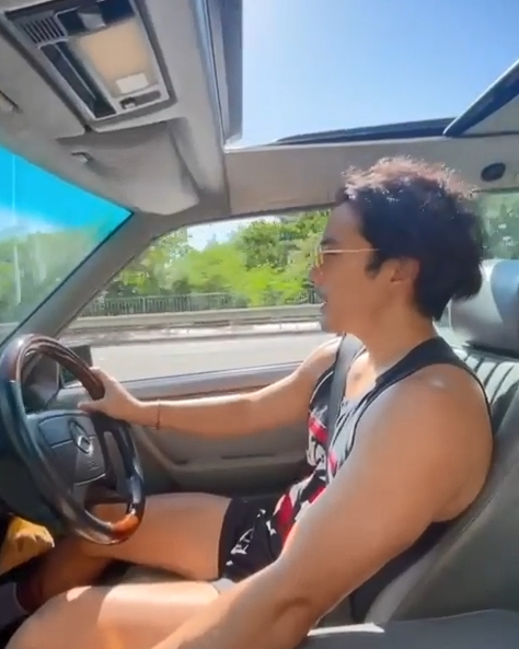 Alex趁天氣好遊車河。