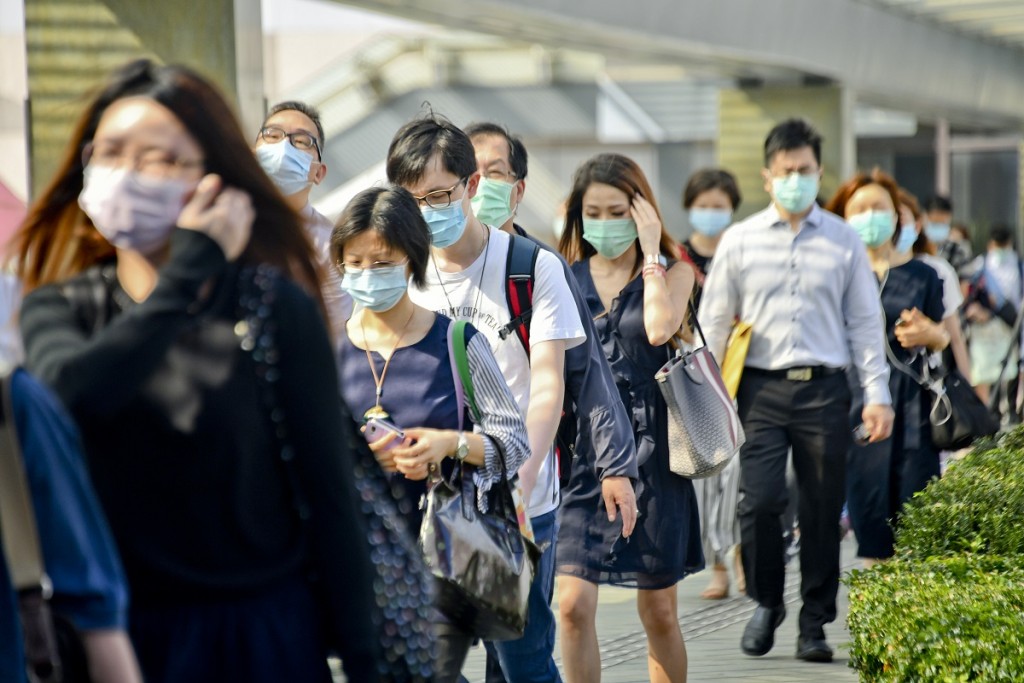 公務員不捨得放棄香港的事業發展。資料圖片