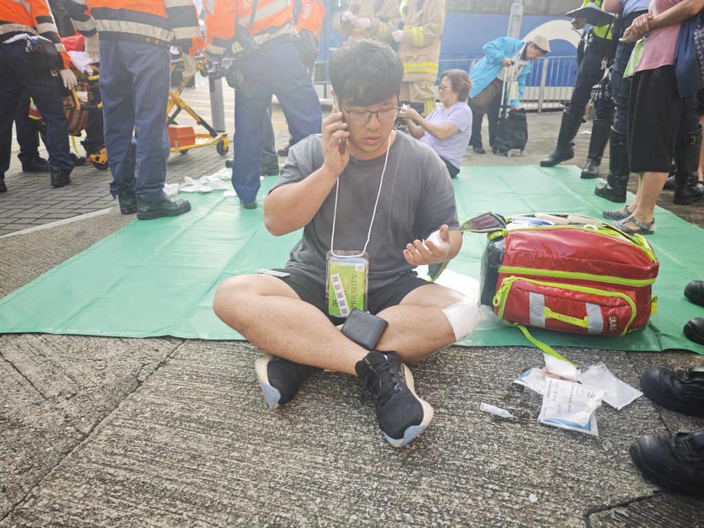 貨車男司機一度被困車內,他受輕傷自行爬出,在現場接受治理。 貨車男司機一度被困車內,他受輕傷自行爬出,在現場接受治理。