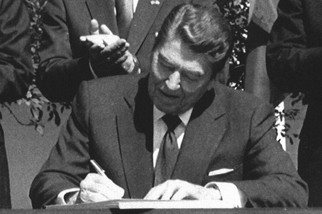 列根於1988年簽署美加自由貿易協議。美聯社 列根於1988年簽署美加自由貿易協議。美聯社