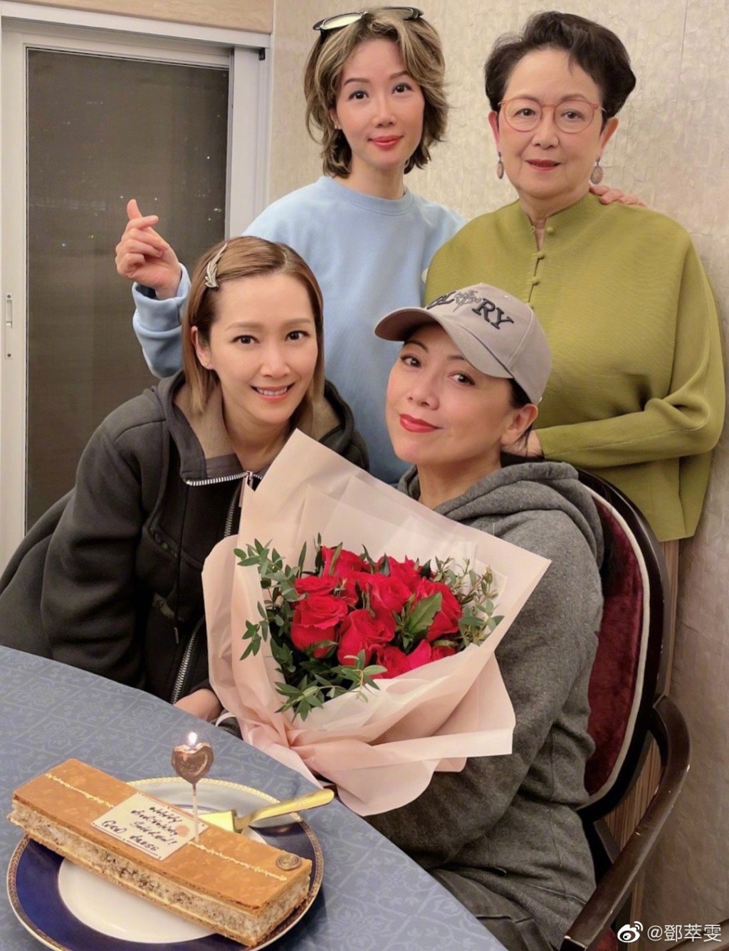 邓萃雯（前右）庆祝57岁生日时，分享与母亲的合照。
