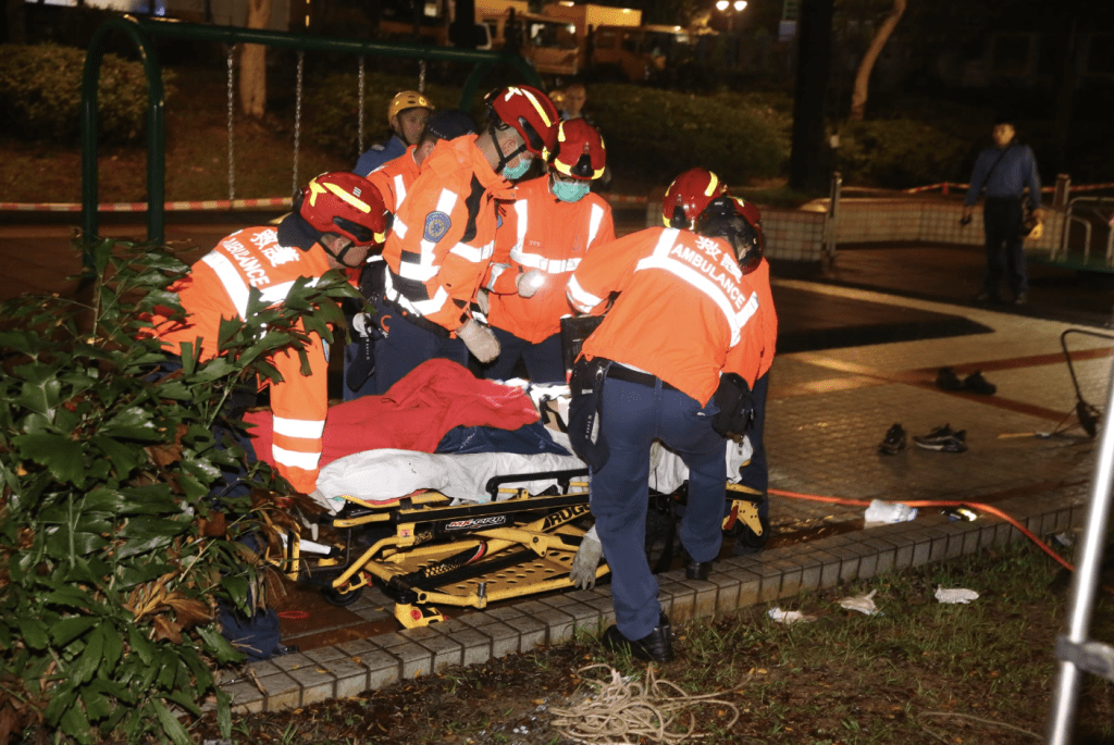 救护员将伤者送院。