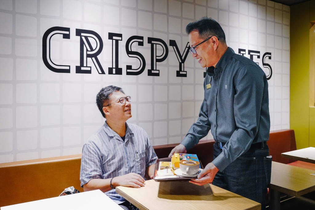 熟客Raymond（左）表示在這裏用餐讓他倍感溫馨。