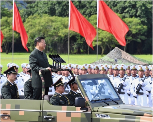 部隊的回語是「主席好！」，而不是過往的「首長好！」。