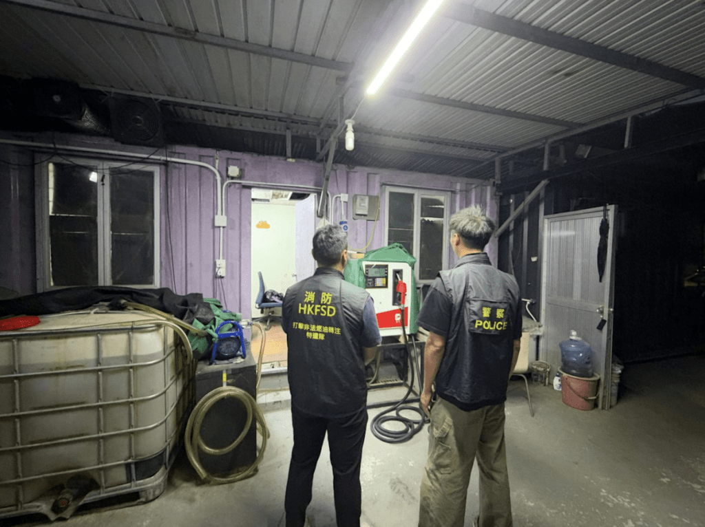 黑幫沙頭角民居旁營運非法加油站 警聯消防檢9萬元汽油 58歲男遭檢控。警方圖片 黑幫沙頭角民居旁營運非法加油站 警聯消防檢9萬元汽油 58歲男遭檢控。警方圖片