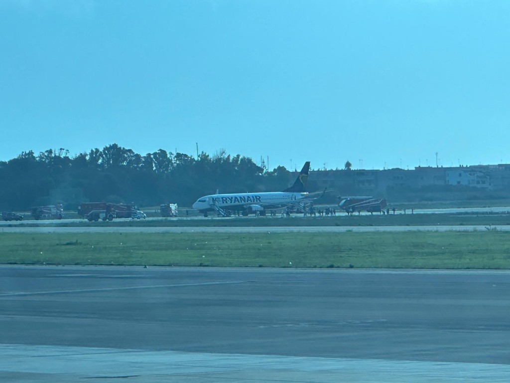 客機停在機場，可以看到發動機已變黑。　互聯網