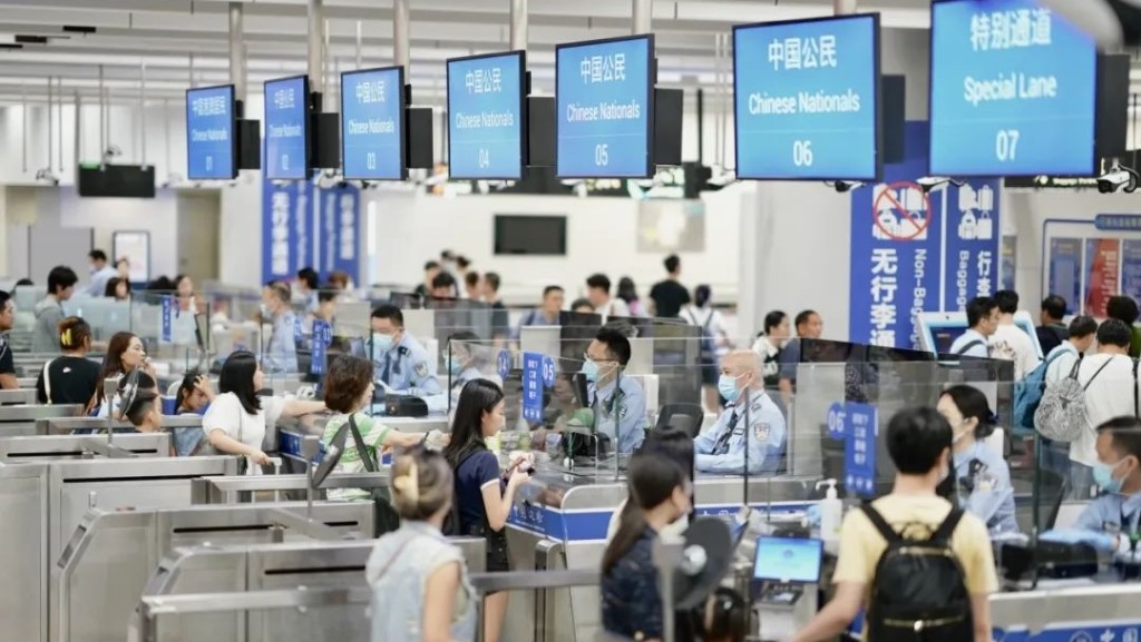 西九龍邊檢站民警為旅客辦理通關手續。