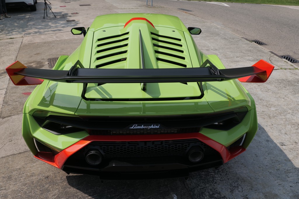 ●碳纖維引擎蓋及尾翼與賽車一樣設計。