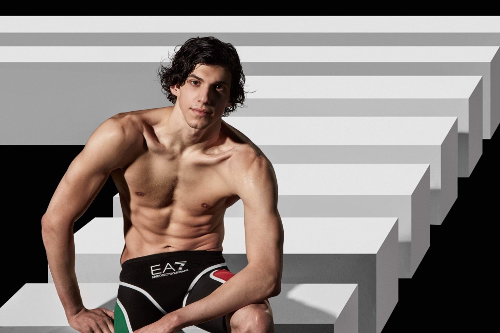 曾七獲世界冠軍及四獲歐洲冠軍的意大利游泳健將Simone Barlaam擔任品牌運動員代言人，他穿着特別為其設計的運動裝。（Emporio Armani）