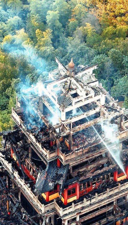 永慶寺的仿古文昌閣被燒通頂。抖音@瞰見·中國