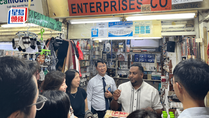 多位校長在重慶大廈體驗多元文化。