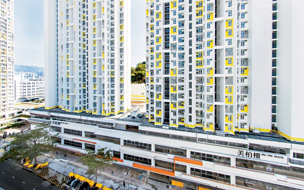 傷人案發生在石硤尾邨停車場外,事主路過遭48歲無業醉漢推倒在地及拳打腳踢,並拾起重達2.1公斤的石塊猛力砸向其頭部。