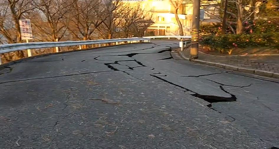 地震後，路面出現裂痕。
