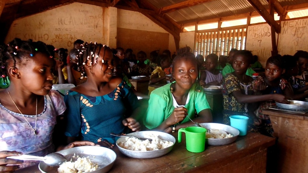 學校膳食項目有效減低中非共和國的女童輟學率。