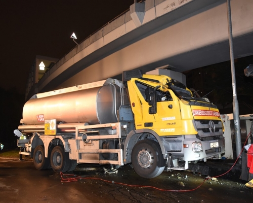 青衣油車深夜拖走