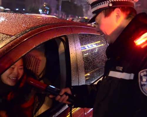 交警查酒駕查到老婆頭上，顯得尷尬非常。（網圖）