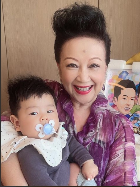 家燕姐對住個孫仔就笑。