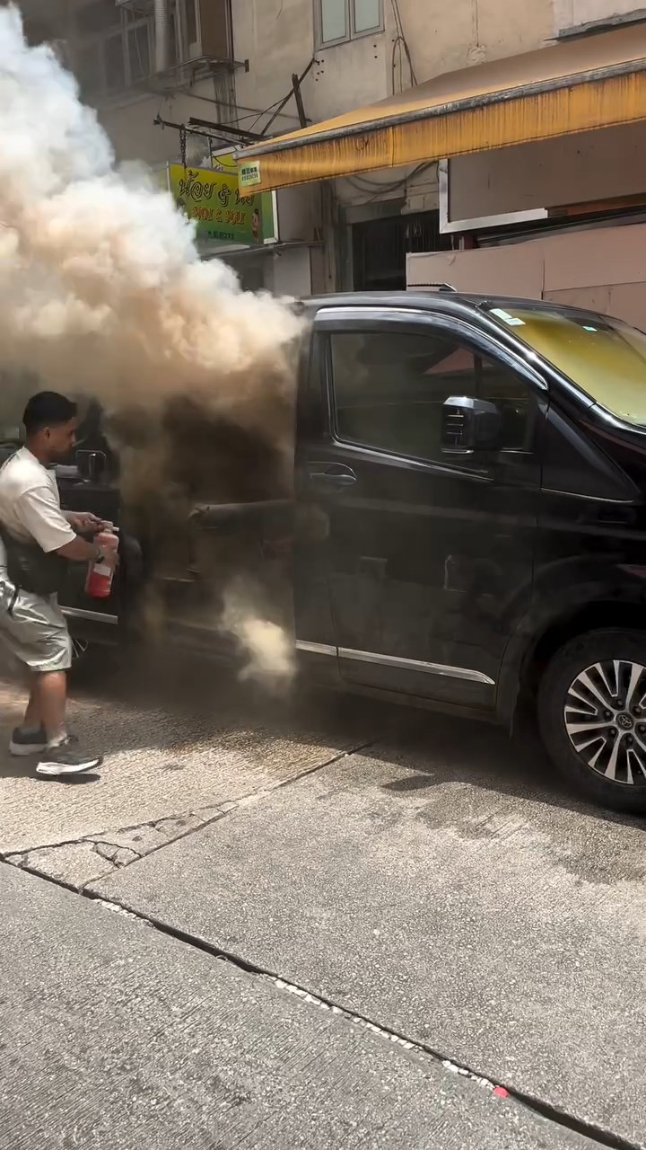 大量濃煙從客貨車內竄出。FB「Ashfaq Khokhar」片段截圖
