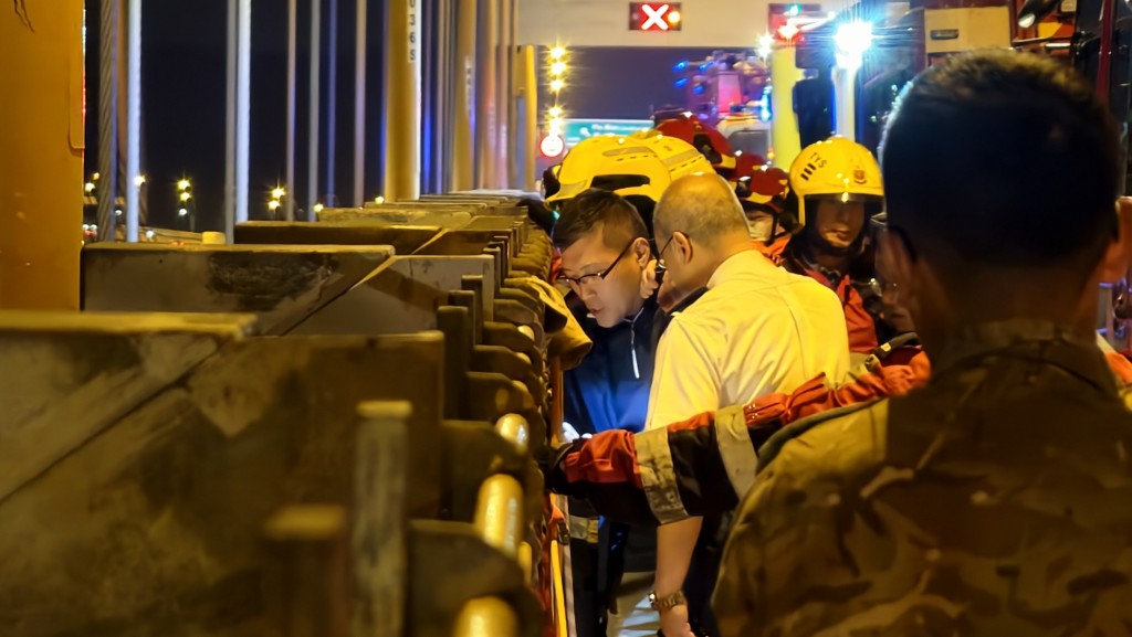 談判專家到場勸諭。 談判專家到場勸諭。