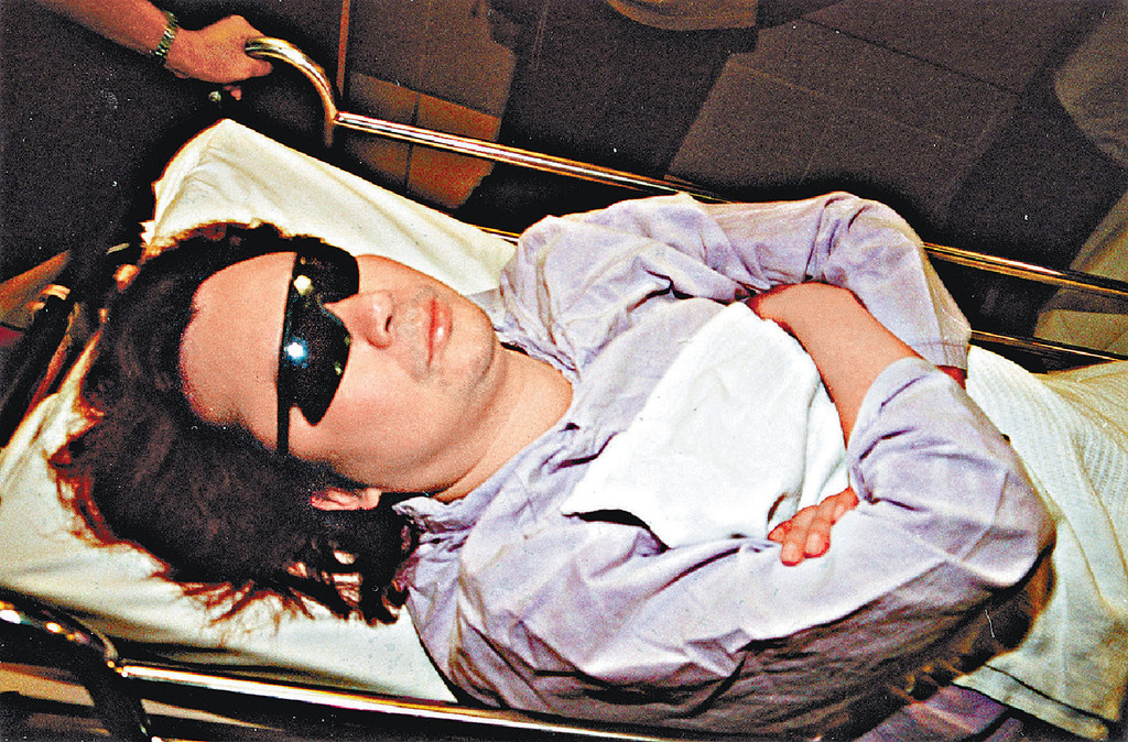 離奇入院■2002年蔡楓華表示失竊，送院檢查時仍戴墨鏡。