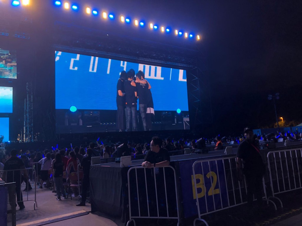 五月天尾場多次Encore,最後10時25分完場。