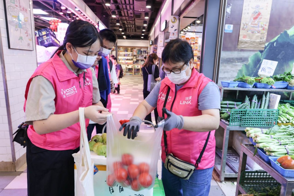 在南昌薈街市，陳穎妍和工作人員一齊去蔬果檔回收賣剩的新鮮蔬果。