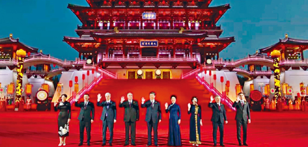 ■習近平與夫人彭麗媛與出席峰會的中亞5國元首，在西安合影。網上圖片