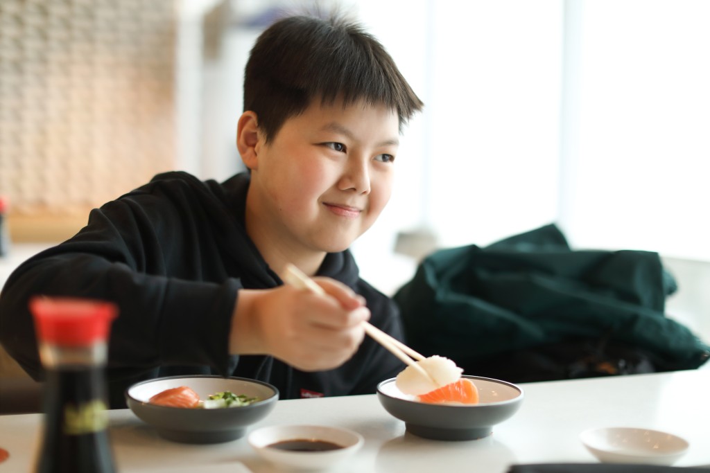 ■廖予生愛吃,坦言到英國後長胖,皆因多了吃肉、薯條。不時與媽媽入廚的她,坦言掛念香港美食,特別是「譚仔米線」。(照片由受訪者提供) ■廖予生愛吃,坦言到英國後長胖,皆因多了吃肉、薯條。不時與媽媽入廚的她,坦言掛念香港美食,特別是「譚仔米線」。(照片由受訪者提供)