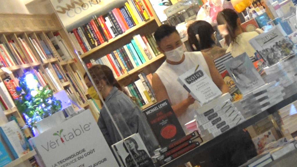 Amigo笑騎騎攞本圖書畀女友睇,惜Jessica繼續零反應。