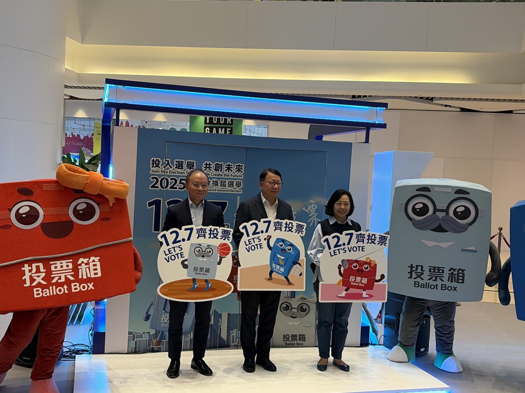 左起:政制局局長曾國衞、政務司司長陳國基、民青局局長麥美娟。 左起:政制局局長曾國衞、政務司司長陳國基、民青局局長麥美娟。