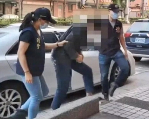當地警方昨日下午到疑犯(中)的住所,以涉嫌強盜殺人罪將其拘捕。網圖
