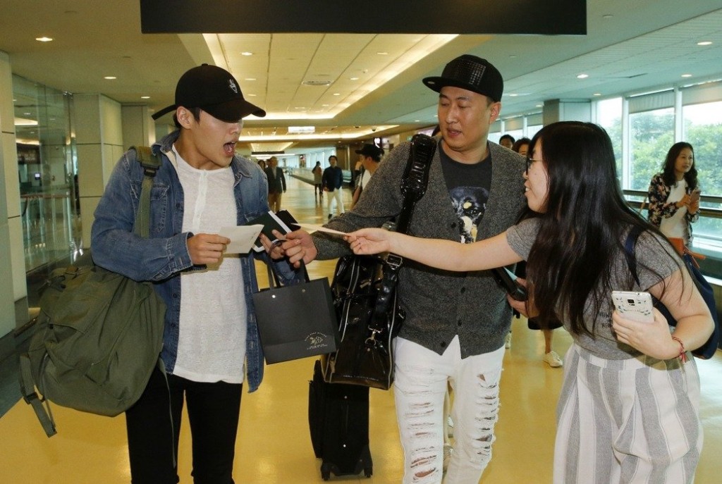 簽名冇托手踭。（網上圖片）