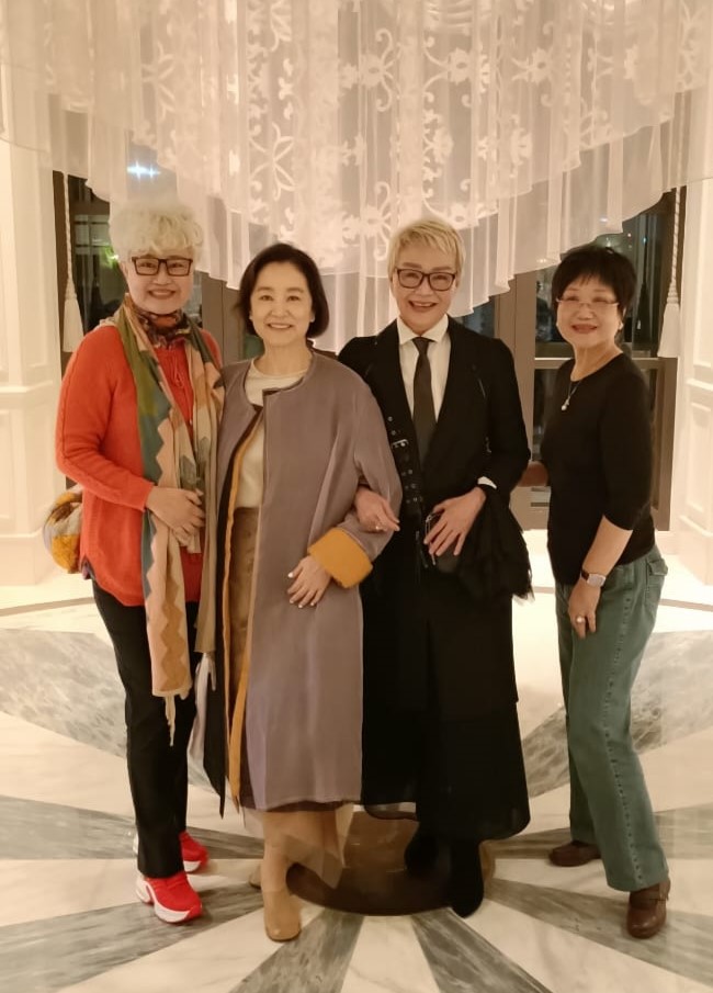 （左起）台灣資深傳媒人高愛倫昨晚於社交平台晒與林青霞、琉璃工房創辦人楊惠姍等合照。