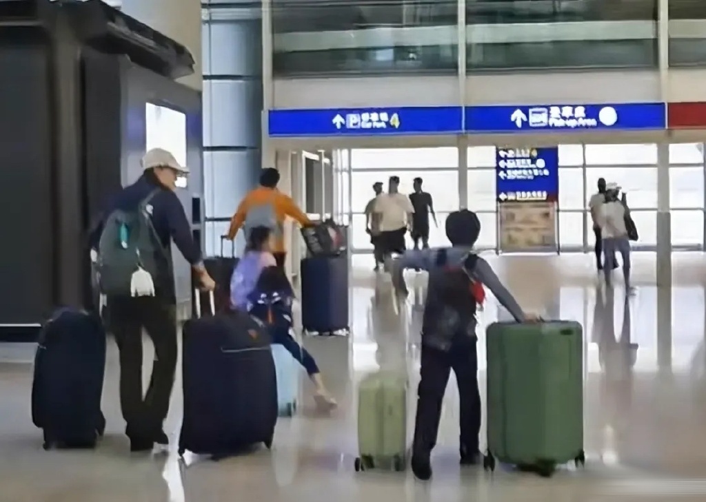 郭晶晶一家五口從英國回港被網民在機場捕獲。