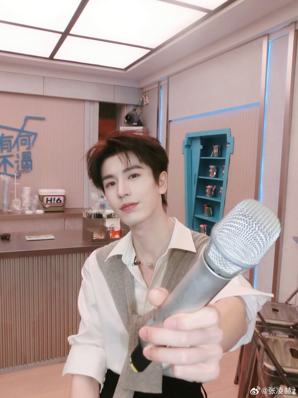 张凌赫是内地近年人气男星之一。微博