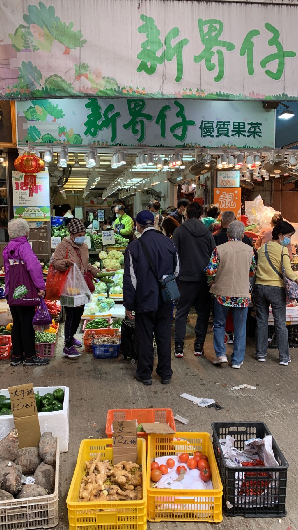 元朗有不少市民到菜檔購買蔬菜。