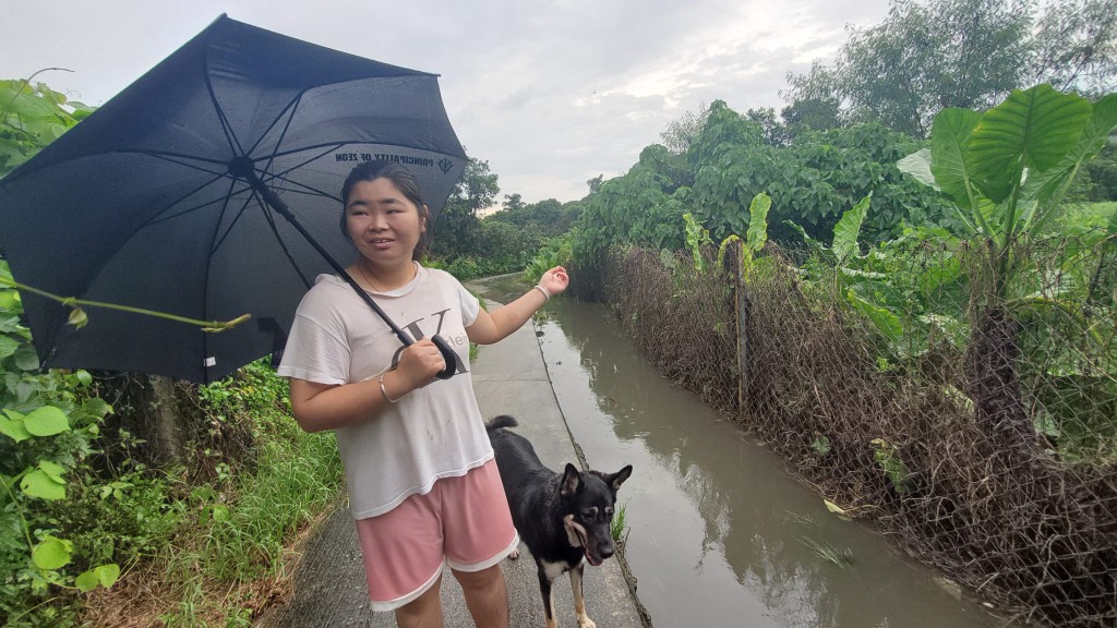 曾小姐指雨水曾經灌入屋。