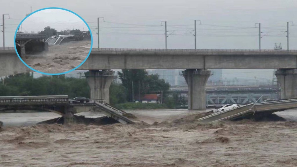 小清河橋部份橋面被沖毀，多輛私家車落水。