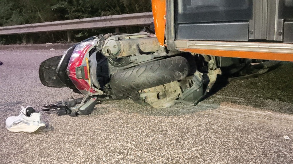地面遺留懷疑是鐵騎士的鞋履。 地面遺留懷疑是鐵騎士的鞋履。