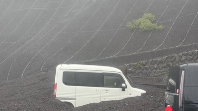 日本富士山暴雨，五合目爆發山泥傾瀉，有車輛被埋。 X@saylonmusk