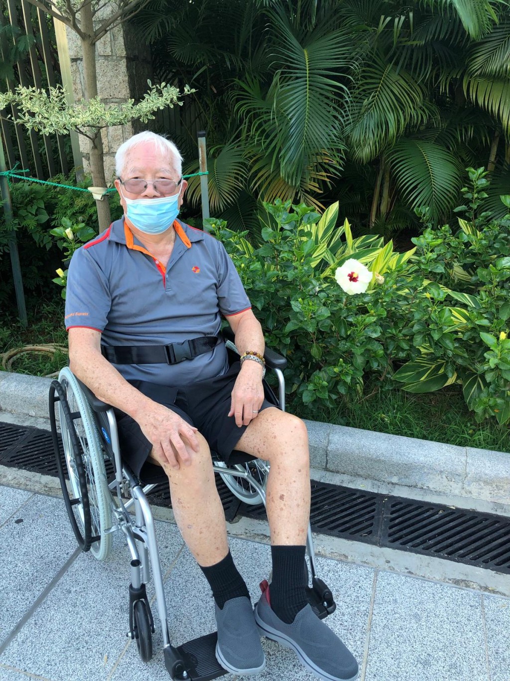 83歲德金是游泳健將，每日堅持游早水，更連續九年參加渡海泳，但突然下半身無力要坐輪椅。(受訪者提供)