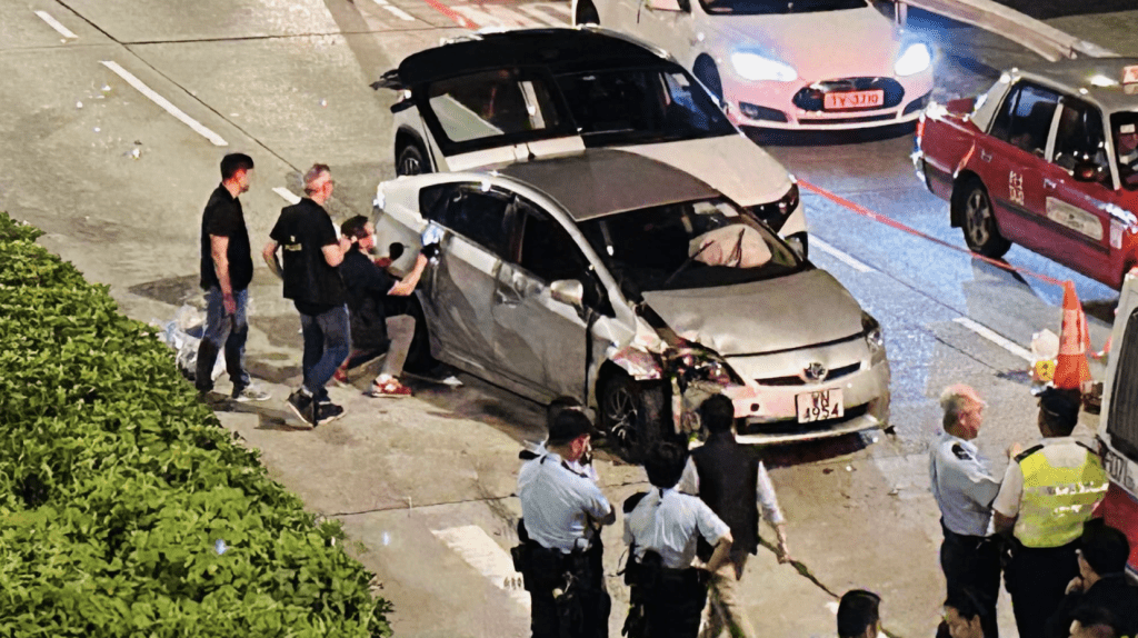 警員為疑犯車輛掃模搜證。蔡楚輝攝