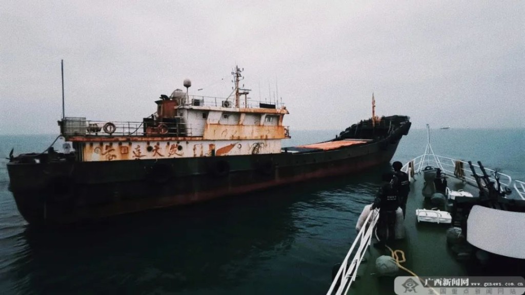 广西边检捣毁特大跨境偷渡集团，图为涉案运载偷渡客的货船。 广西新闻网