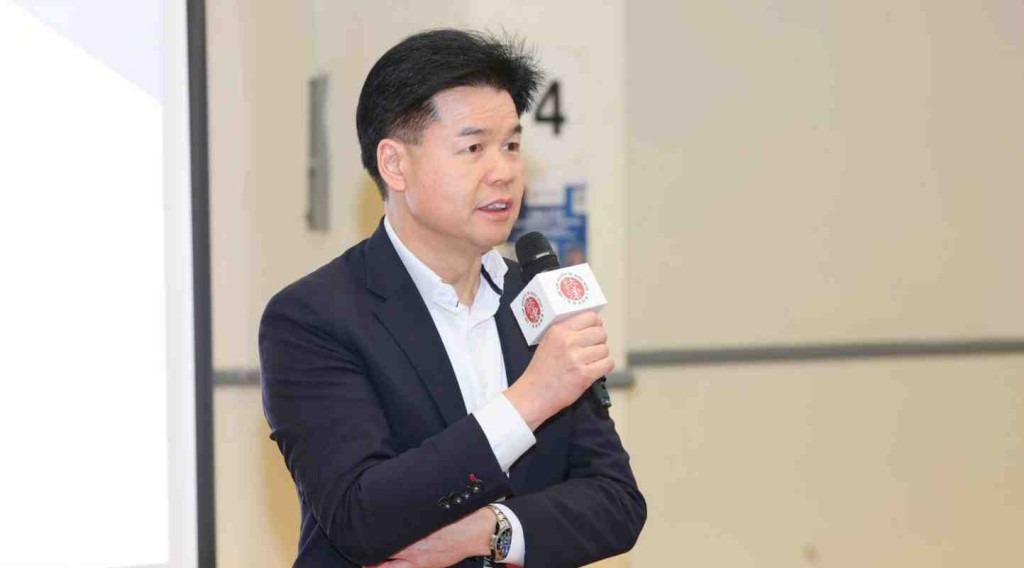 香港律師會會長湯文龍與超過60名受災居民直接交流。香港律師會圖片