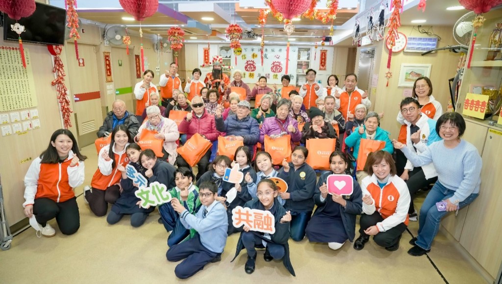 義工隊邀本地及少數族裔小學生一起參與義工服務，將互助關愛精神傳遞社區。