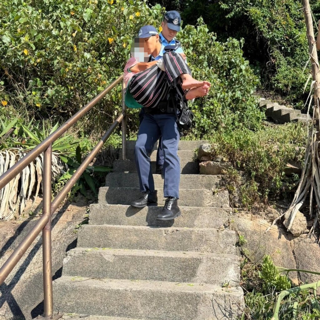 警員將婆婆抱落山。東區警區FB