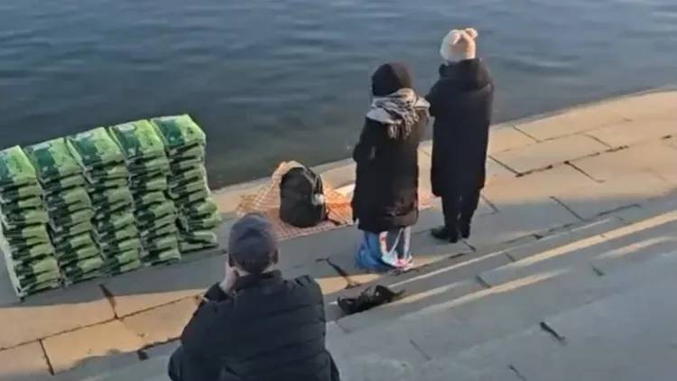 遼寧葫蘆島多人疑海邊「放生」大米。 