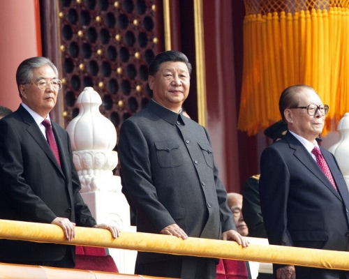 胡錦濤（左）、習近平（中）、江澤民（右）。AP